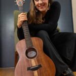 Monika Maria Wagner mit Gitarre