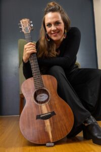 Monika Maria Wagner mit Gitarre