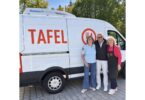 Sigrun Schuster (links) und Marianne Reiprich (rechts) von der Frauenbewegung Eggstätt mit Uwe Merklein von der Chiemsee-Tafel Prien