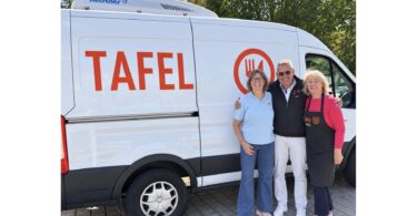 Sigrun Schuster (links) und Marianne Reiprich (rechts) von der Frauenbewegung Eggstätt mit Uwe Merklein von der Chiemsee-Tafel Prien