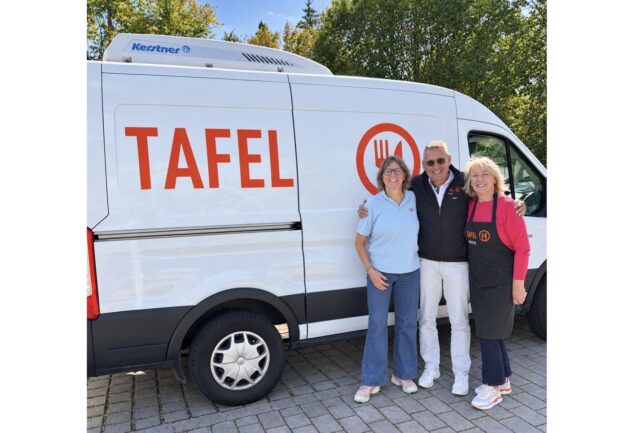 Sigrun Schuster (links) und Marianne Reiprich (rechts) von der Frauenbewegung Eggstätt mit Uwe Merklein von der Chiemsee-Tafel Prien