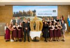 Ministerpräsident Dr. Markus Söder und Landwirtschaftsministerin Michaela Kaniber mit der Dirndlschaft Einersheim und Vertretern der Bayerischen Jungbauernschaft bei der Übergabe der Erntekrone im StMELF