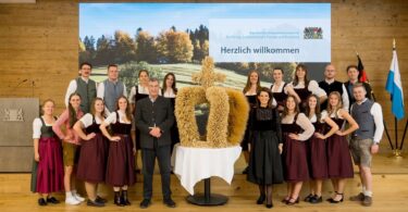 Ministerpräsident Dr. Markus Söder und Landwirtschaftsministerin Michaela Kaniber mit der Dirndlschaft Einersheim und Vertretern der Bayerischen Jungbauernschaft bei der Übergabe der Erntekrone im StMELF