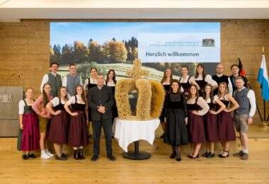 Ministerpräsident Dr. Markus Söder und Landwirtschaftsministerin Michaela Kaniber mit der Dirndlschaft Einersheim und Vertretern der Bayerischen Jungbauernschaft bei der Übergabe der Erntekrone im StMELF