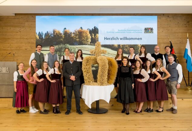 Ministerpräsident Dr. Markus Söder und Landwirtschaftsministerin Michaela Kaniber mit der Dirndlschaft Einersheim und Vertretern der Bayerischen Jungbauernschaft bei der Übergabe der Erntekrone im StMELF