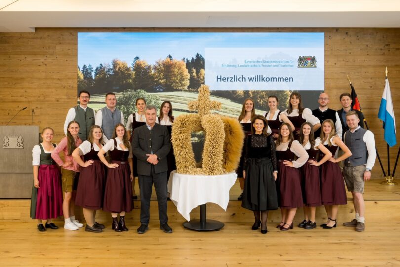 Ministerpräsident Dr. Markus Söder und Landwirtschaftsministerin Michaela Kaniber mit der Dirndlschaft Einersheim und Vertretern der Bayerischen Jungbauernschaft bei der Übergabe der Erntekrone im StMELF