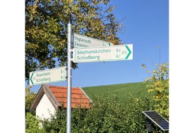 Schilder weisen Radfahrern den Weg zu radfahrerfreundlichen Verbindungen.