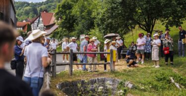 Dorfgemeinschaft präsentiert bei einer Jury-Bereisung Projekte und Ideen für eine zukunftsfähige Heimat