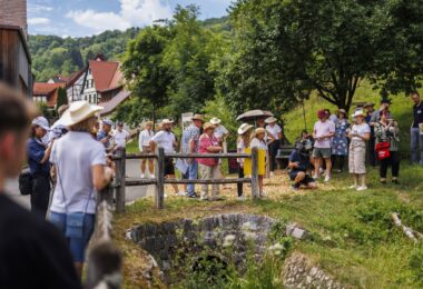Dorfgemeinschaft präsentiert bei einer Jury-Bereisung Projekte und Ideen für eine zukunftsfähige Heimat