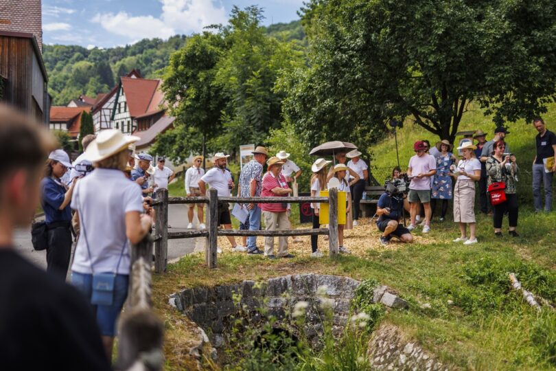 Dorfgemeinschaft präsentiert bei einer Jury-Bereisung Projekte und Ideen für eine zukunftsfähige Heimat