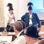 Zweiter Vorsitzender Michael Wallner bedankt sich bei Erstem Vorstand Konrad Huber.