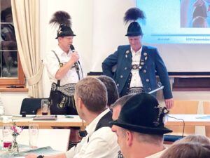 Zweiter Vorsitzender Michael Wallner bedankt sich bei Erstem Vorstand Konrad Huber.