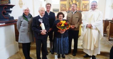 Regina Schlemer, Franz und Hildegard Osterhammer, Peter Buchauer, Johannes Fischer und Pfarrer Paul Janßen bei der Verabschiedung