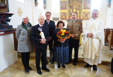 Regina Schlemer, Franz und Hildegard Osterhammer, Peter Buchauer, Johannes Fischer und Pfarrer Paul Janßen bei der Verabschiedung