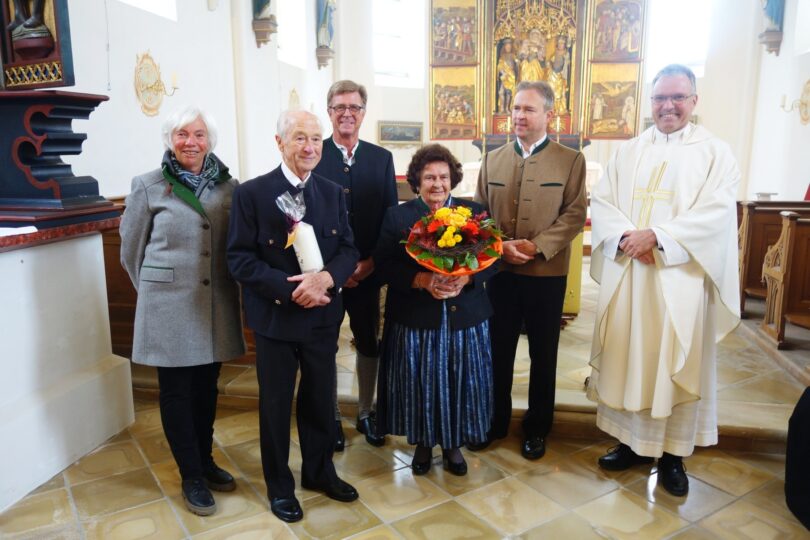 Regina Schlemer, Franz und Hildegard Osterhammer, Peter Buchauer, Johannes Fischer und Pfarrer Paul Janßen bei der Verabschiedung