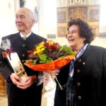 Franz und Hildegard Osterhammer mit Blumen und Kerze