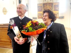 Franz und Hildegard Osterhammer mit Blumen und Kerze