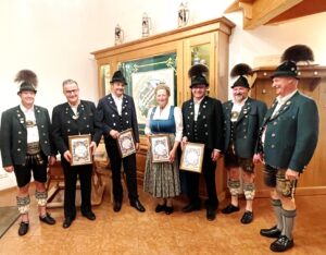 Neue Ehrenmitglieder, von links: Stv. Vorstand Michael Wallner, Florian Rauch, Hans Rauch, Traudi Steiner, Willi Feichtner, stv. Vorstand Paul Schlosser und Erster Vorstand Konrad Huber.