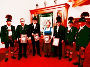 Neue Ehrenmitglieder mit Vorstandsvertretern, von links: Michael Wallner bis Konrad Huber.