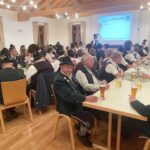 Mitglieder verfolgen die Berichte bei der Jahreshauptversammlung.