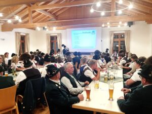 Blick in den Saal des Atzinger Vereinshauses.