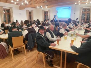 Mitglieder verfolgen die Berichte bei der Jahreshauptversammlung.