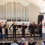 Bläserensemble vor einer großen Orgel.