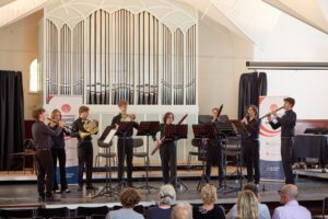 Bläserensemble vor einer großen Orgel.