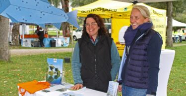 Links Gabi Oberloher (Tourist-Info Rimsting), rechts Nina Mroczeck v. Gliczinski (Tourismusbüro Prien).