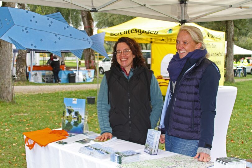 Links Gabi Oberloher (Tourist-Info Rimsting), rechts Nina Mroczeck v. Gliczinski (Tourismusbüro Prien).