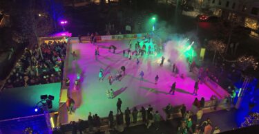 Eislaufen unter freiem Himmel, winterliche Veranstaltungen und sportliche Herausforderungen auf dem Eisstockfeld – Prien on Ice bietet in der Saison 2026/27 ein abwechslungsreiches Programm für Groß und Klein.