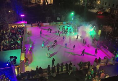 Eislaufen unter freiem Himmel, winterliche Veranstaltungen und sportliche Herausforderungen auf dem Eisstockfeld – Prien on Ice bietet in der Saison 2026/27 ein abwechslungsreiches Programm für Groß und Klein.