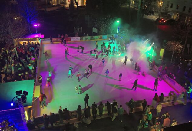 Eislaufen unter freiem Himmel, winterliche Veranstaltungen und sportliche Herausforderungen auf dem Eisstockfeld – Prien on Ice bietet in der Saison 2026/27 ein abwechslungsreiches Programm für Groß und Klein.