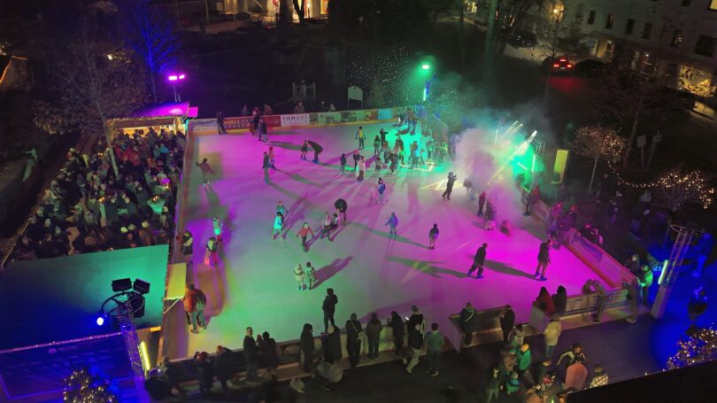 Eislaufen unter freiem Himmel, winterliche Veranstaltungen und sportliche Herausforderungen auf dem Eisstockfeld – Prien on Ice bietet in der Saison 2026/27 ein abwechslungsreiches Programm für Groß und Klein.