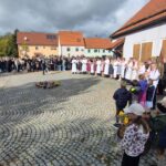 Zahlreiche Zuschauer verfolgen den Aufmarsch der Kirwa-Gesellschaft am Dorfplatz.