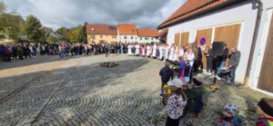 Zahlreiche Zuschauer verfolgen den Aufmarsch der Kirwa-Gesellschaft am Dorfplatz.