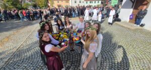Kirwamadla stoßen mit geschmückten Krügen an.