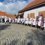 Die Kirwa-Gesellschaft beim Aufsingen mit Gstanzl und Musik.