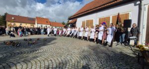 Die Kirwa-Gesellschaft beim Aufsingen mit Gstanzl und Musik.