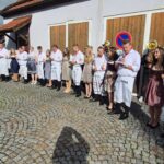 Die Gruppe der Kirwaburschen und Kirwamadla bei ihrem Auftritt am Dorfplatz.