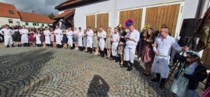Die Gruppe der Kirwaburschen und Kirwamadla bei ihrem Auftritt am Dorfplatz.