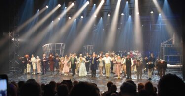 Das Ensemble von ZEPPELIN bei der Verbeugung
