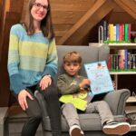 Büchereileiterin Melanie Schieber gratuliert dem siebenjährigen Jakob Stürzer, der mit seinem Lieblingsbuch „Die wundervolle Welt der Sterne“ den Hauptpreis in der Kategorie Kinder gewann.