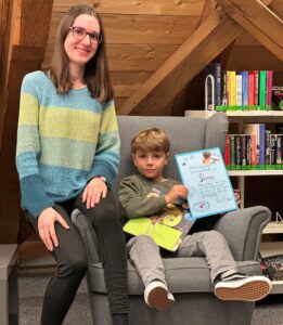 Büchereileiterin Melanie Schieber gratuliert dem siebenjährigen Jakob Stürzer, der mit seinem Lieblingsbuch „Die wundervolle Welt der Sterne“ den Hauptpreis in der Kategorie Kinder gewann.