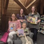 Büchereileiterin Melanie Schieber (hinten Mitte) überreichte den glücklichen Gewinnerinnen der Fotoaktion „Mein Lieblingsbuch & Ich“ ihre Preise (v. l. n. r.: Andrea Almer, Rika Stadler und Anja Keller).