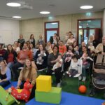23 Neugeborene mit ihren Eltern bei der Begrüßung im Haus der Familie.