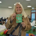 Kristina Hartwimmer mit Informationen zur Eltern-Kind-Gruppe NestWork.