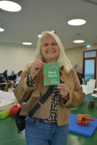 Kristina Hartwimmer mit Informationen zur Eltern-Kind-Gruppe NestWork.
