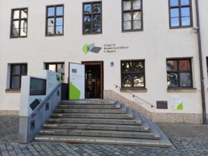 Im Infopoint Museen & Schlösser im Alten Hof in München präsentiert sich das Stadtmuseum Burghausen.
