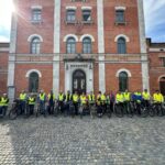 Teilnehmende der Hauptbereisung stehen mit ihren Fahrrädern vor dem Rosenheimer Rathaus
